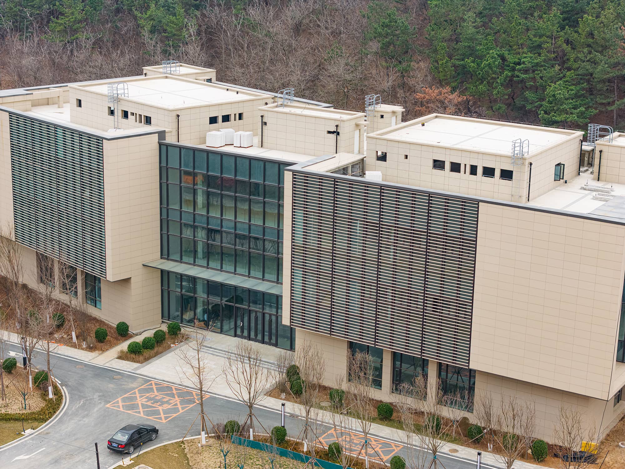 The white satin-finished terracotta panels on the laboratory facade.jpg