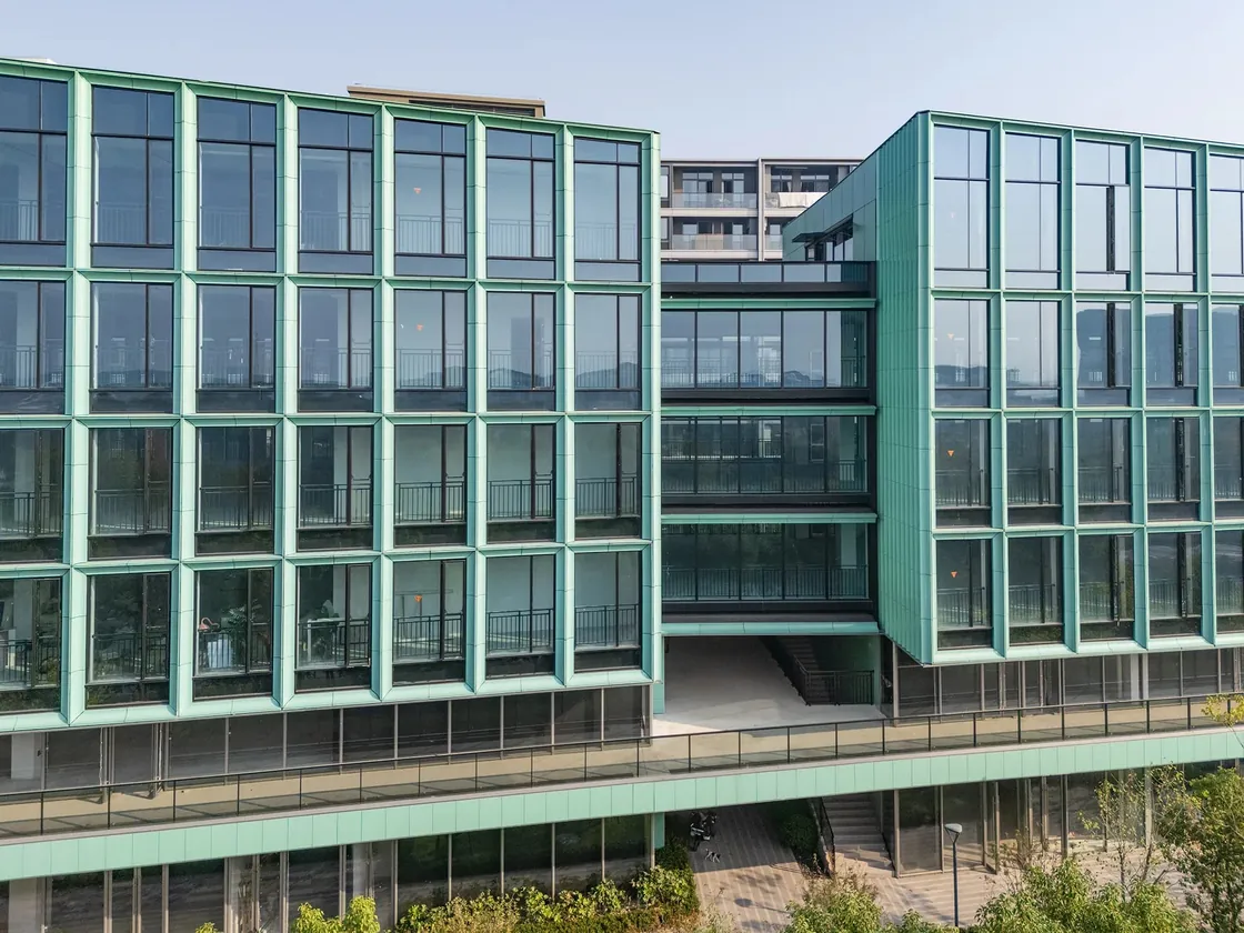 Modular terracotta grid rhythm on the Haitang Living Room facade, achieved through LOPO’s custom extrusion molds and rigorous engineering precision.